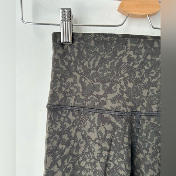 Lululemon Align Pant II 25"
Wild Thing Camo Deep Coal Multi - Picture 3 of 14